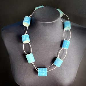 Halsschmuck, Emaille, getupft