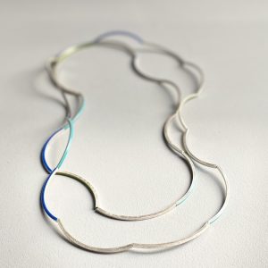 Halsschmuck und Armband in Wellenform